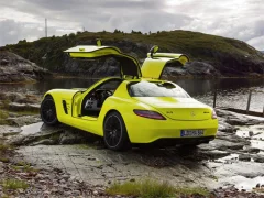 Igra Mercedes-Benz SLS E-Cell Puzzle online