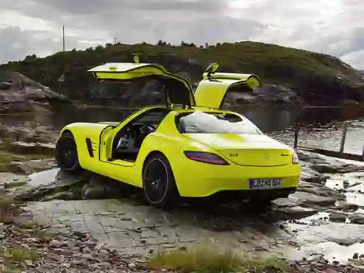 Igra Mercedes-Benz SLS E-Cell Puzzle online